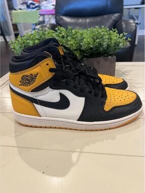 Air Jordan 1 Retro High OG 'Yellow Toe'
